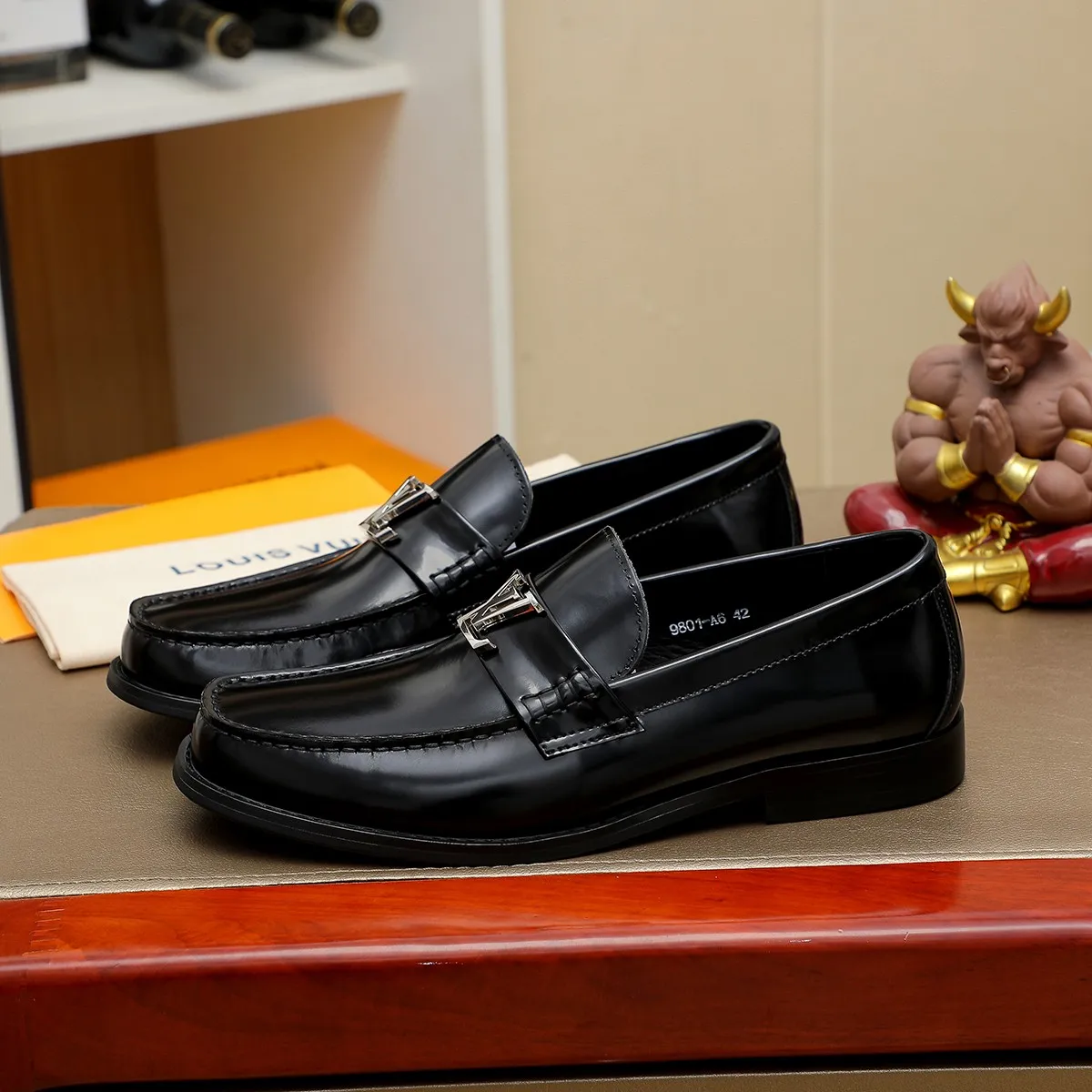 Men's shoes 460 💰 Louis Vuitton LV ® 🆕 model 🔛 full shoe counter, first layer cowhide, 🐂leather lining casual shoes for men, super soft outsole, a must-have for driving. Synchronized with the counter, original first layer cowhide, completely 1:1 mold customization 🌹 top version, color optional! Number: 38-44 (45.46 customized)